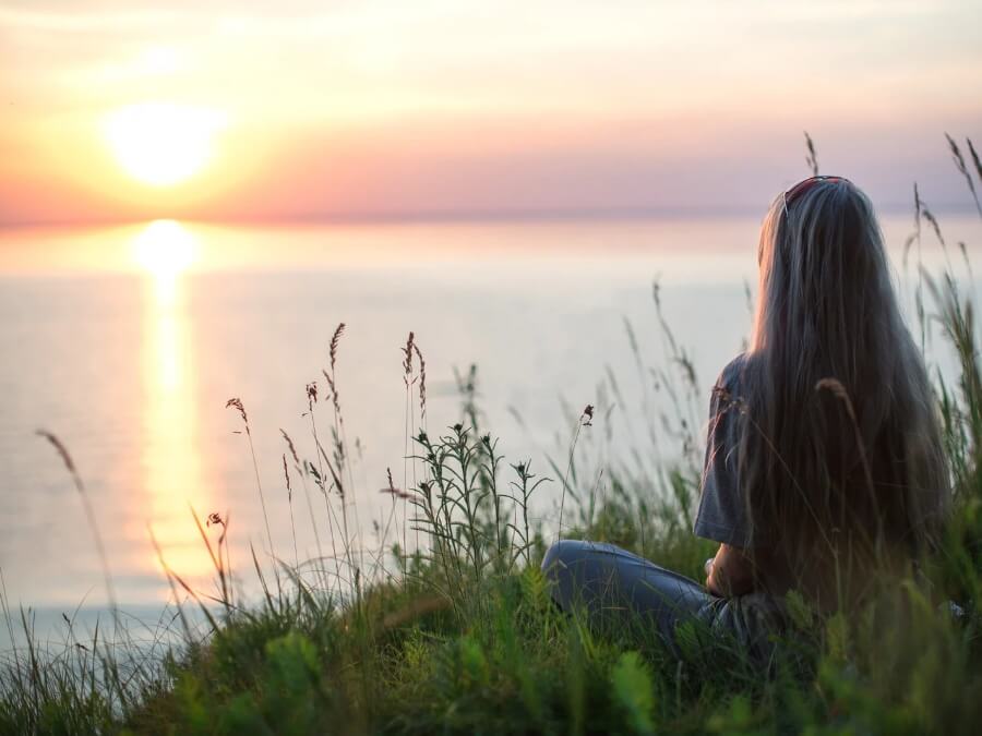 Mujer mirando un lago