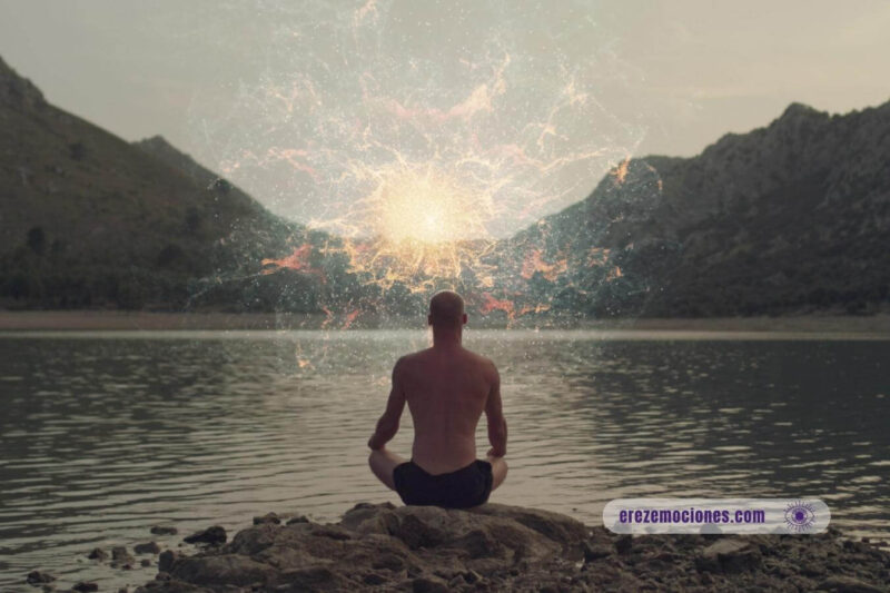 hombre haciendo meditaciones viendo una luz brillante en el horizonte